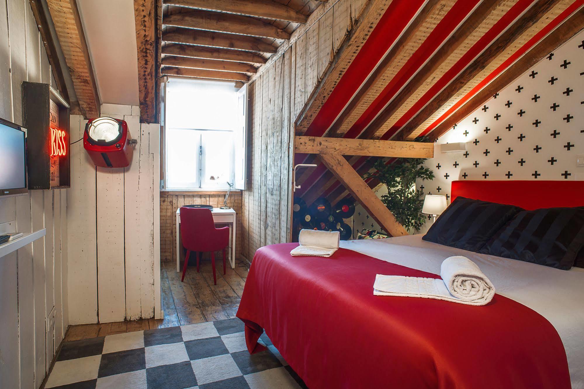 No Limit Bairro Alto Hostel Lisbon Luaran gambar