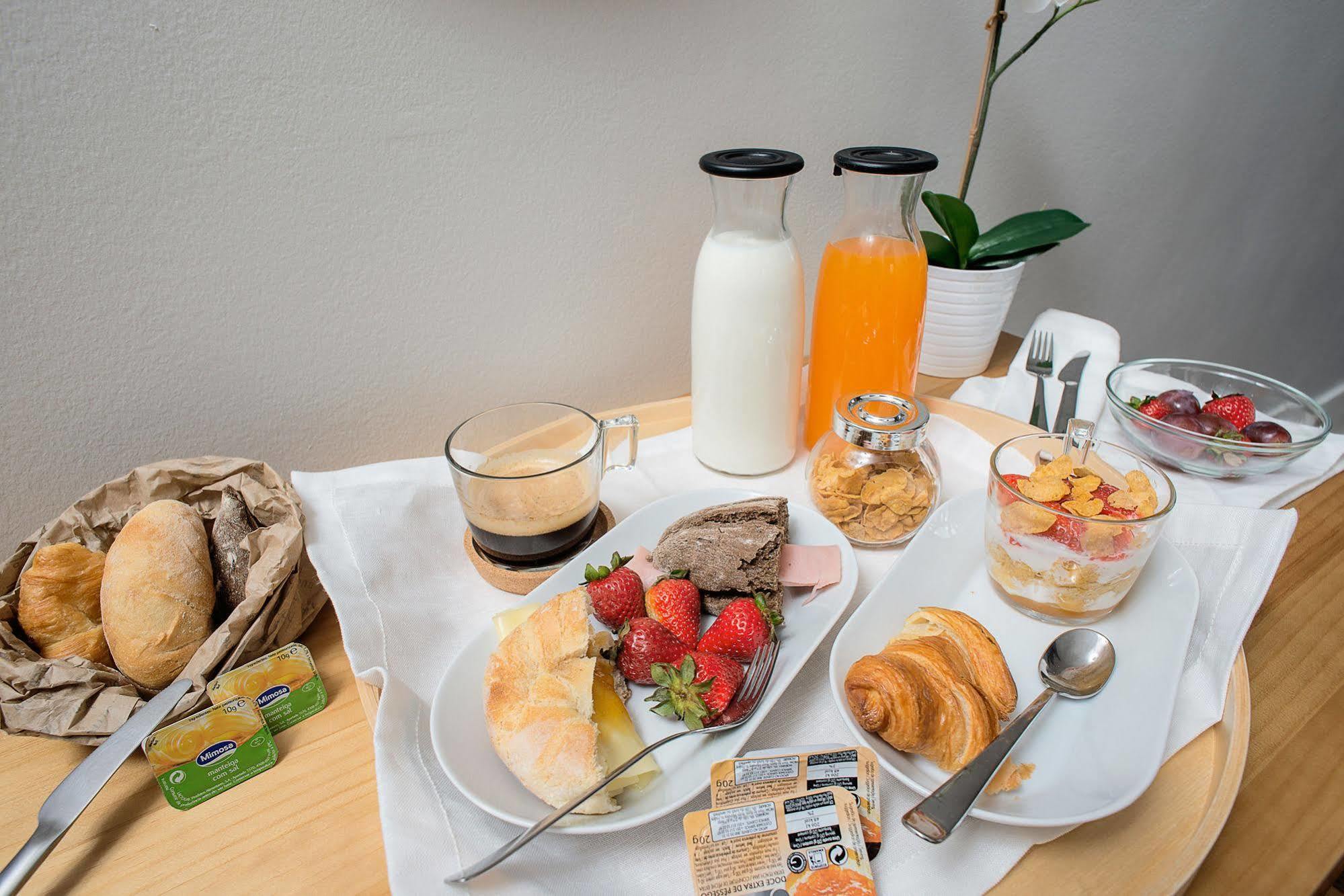 No Limit Bairro Alto Hostel Lisbon Luaran gambar