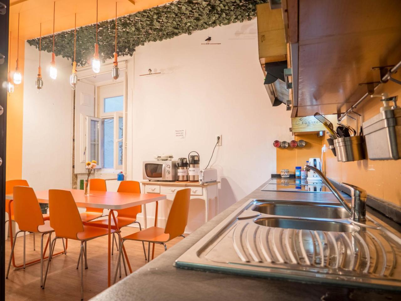 No Limit Bairro Alto Hostel Lisbon Luaran gambar