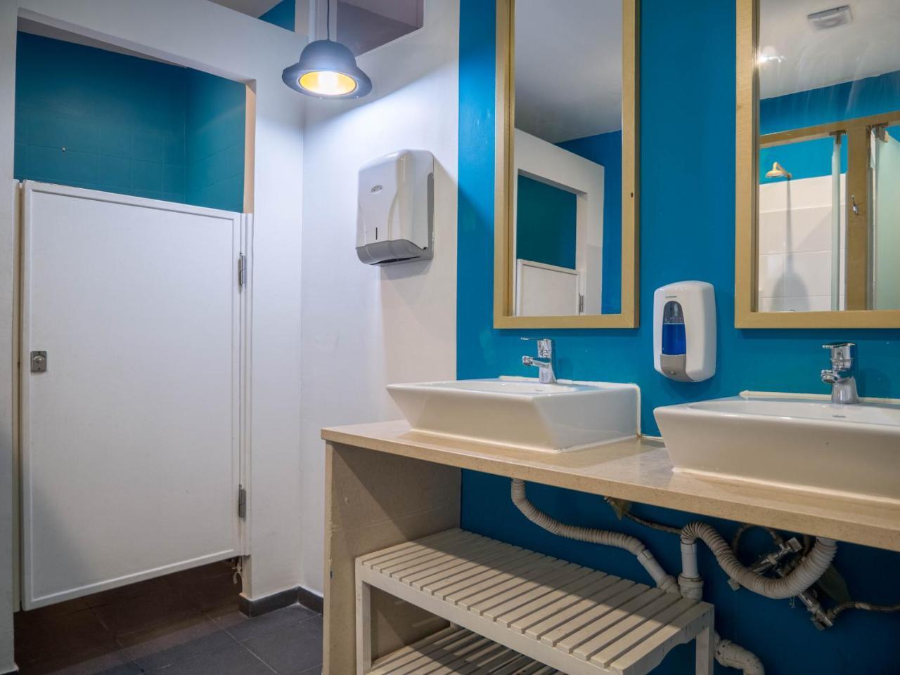 No Limit Bairro Alto Hostel Lisbon Luaran gambar